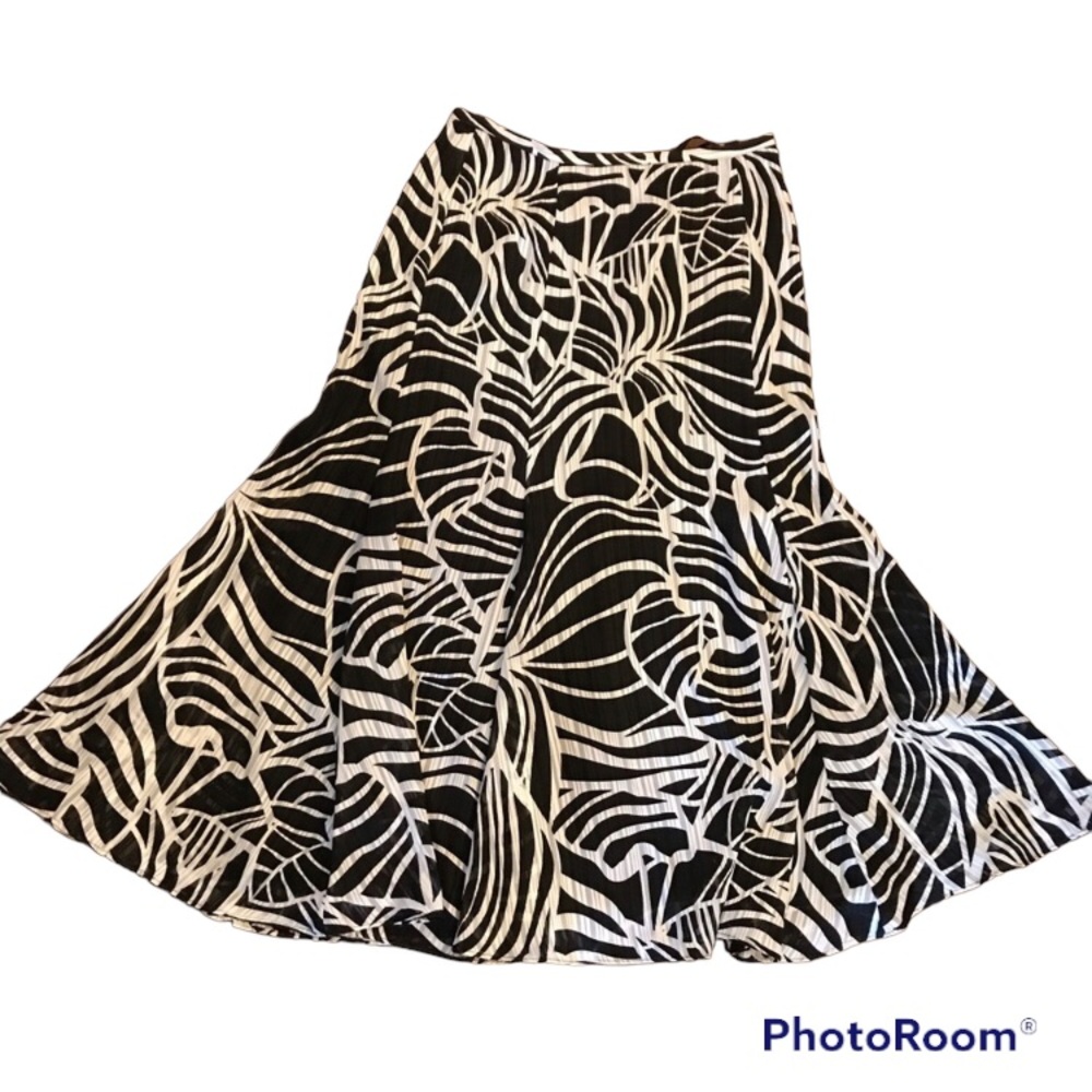 Jones Wear Black and White Elastic Waistband Skirt